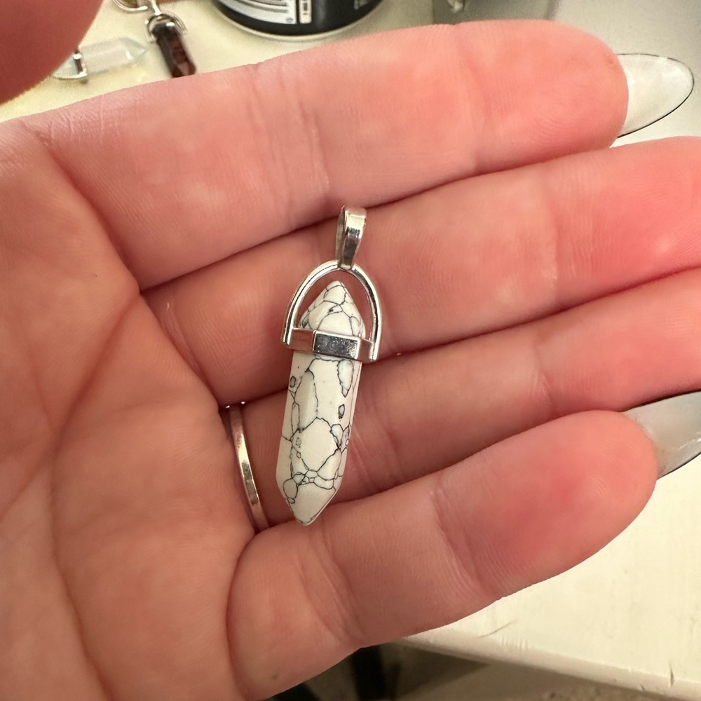 Howlite pendant necklace